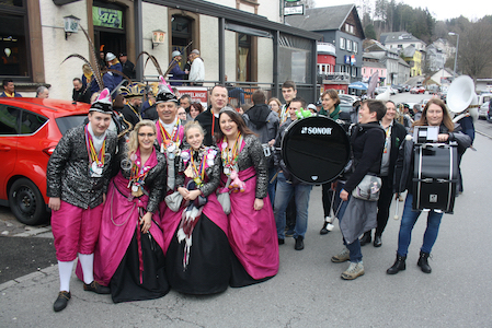 Carnaval de Martelange - Les Mineurs, le Comité Carnaval, l'Amicale des Princes et la Symphonie d'Habay ont fait le tour de la Rombach